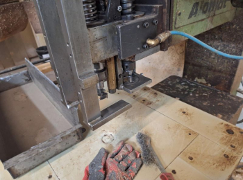 knot-plugging and drilling machine for repairing defects in boards ALOMAT AL100
